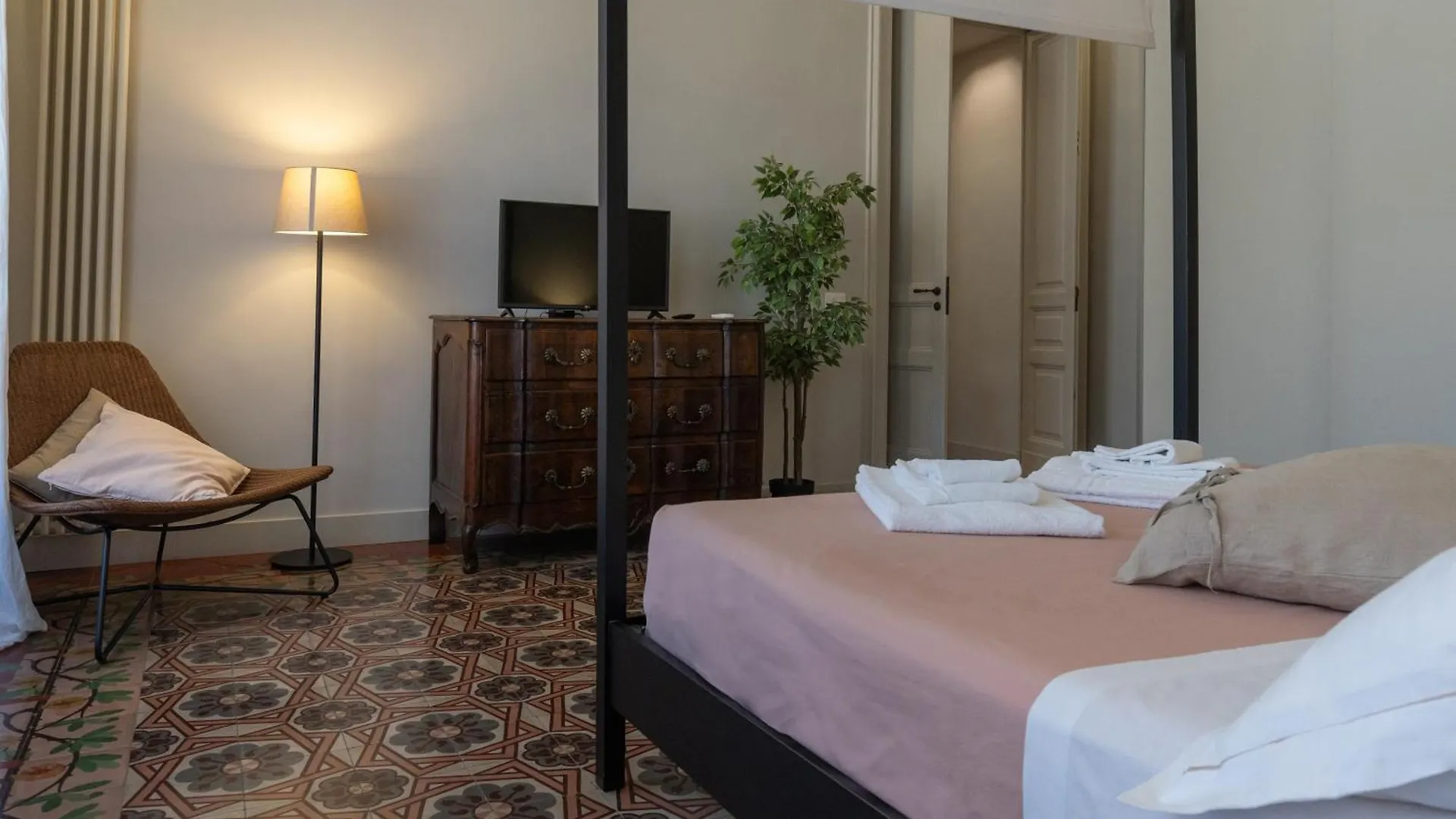Mirone - Suite Apartments Catania Centro 0*,